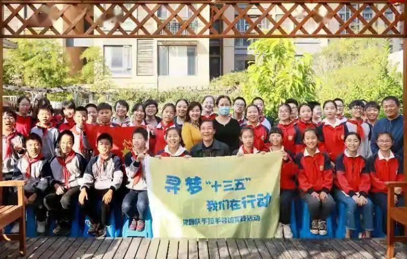 张雨绮：走红毯勒出赘肉，36岁的她把“中年尴尬”展现得淋漓尽致